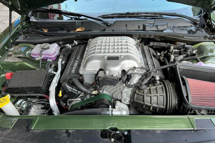 Gói tùy chọn nội thất này có giá là 2.095 USD (tương đương 48,8 triệu đồng) và đi kèm gói công nghệ cảnh báo điểm mù có giá 1.295 USD (khoảng 30,1 triệu đồng).