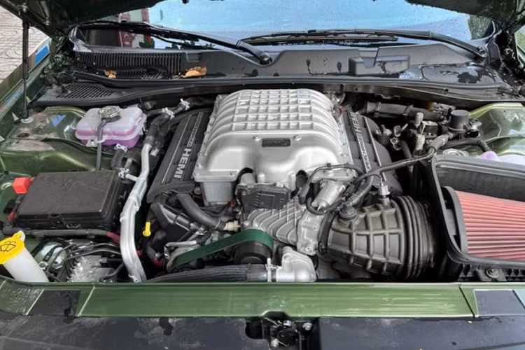 Gói tùy chọn nội thất này có giá là 2.095 USD (tương đương 48,8 triệu đồng) và đi kèm gói công nghệ cảnh báo điểm mù có giá 1.295 USD (khoảng 30,1 triệu đồng).