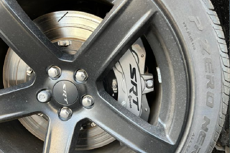 Đuôi xe có thêm tùy chọn cánh gió thể thao, giá 995 USD. Cánh gió này thiết kế kéo dài hơn về phía sau, tăng thêm lực ép cho đuôi xe khi di chuyển ở tốc độ cao.