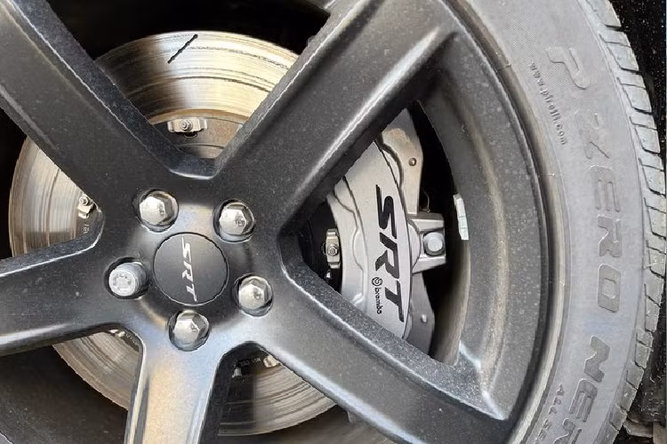 Đuôi xe có thêm tùy chọn cánh gió thể thao, giá 995 USD. Cánh gió này thiết kế kéo dài hơn về phía sau, tăng thêm lực ép cho đuôi xe khi di chuyển ở tốc độ cao.