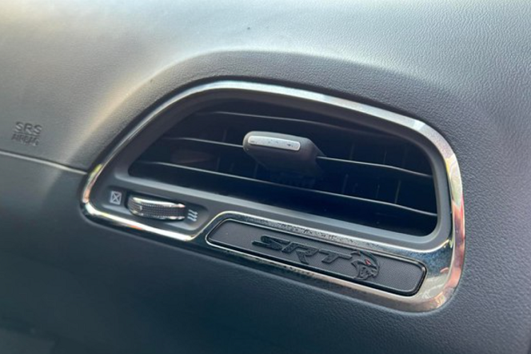 Gói tùy chọn nội thất này có giá là 2.095 USD (tương đương 48,8 triệu đồng) và đi kèm gói công nghệ cảnh báo điểm mù có giá 1.295 USD (khoảng 30,1 triệu đồng).