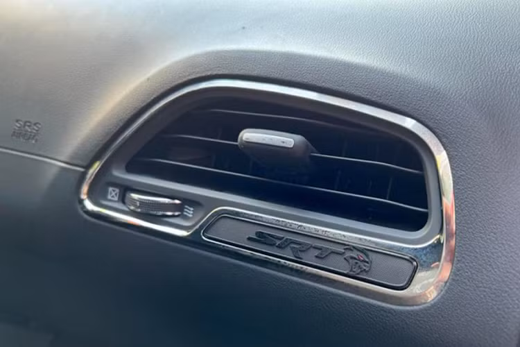 Gói tùy chọn nội thất này có giá là 2.095 USD (tương đương 48,8 triệu đồng) và đi kèm gói công nghệ cảnh báo điểm mù có giá 1.295 USD (khoảng 30,1 triệu đồng).