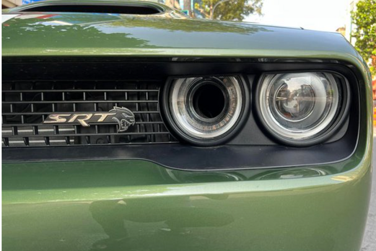 Do khối động cơ cần lượng khí làm mát lớn nên ngoài hốc gió đôi trên nắp capo và lưới tản nhiệt, Dodge phải bố trí một đường ống dẫn gió tích hợp ngay ở vị trí đèn pha.