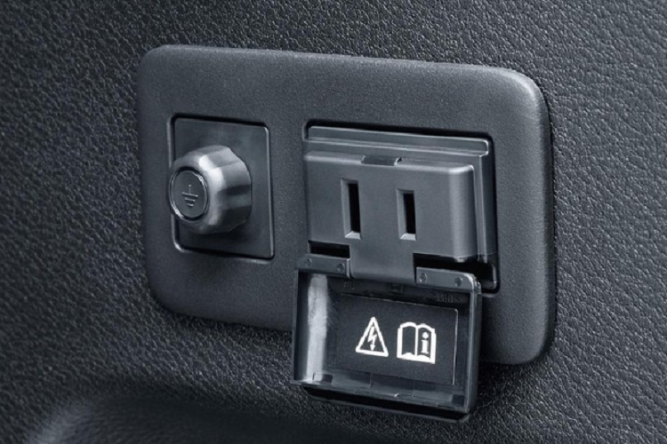 Trong khi đó, phiên bản chạy xăng sẽ sử dụng động cơ 4 xi-lanh, hút khí tự nhiên, dung tích 2.0L, tạo ra công suất tối đa 148 mã lực và mô-men xoắn cực đại 200 Nm. Phiên bản động cơ xăng sẽ dùng hộp số CVT và có tùy chọn dẫn động cầu trước hoặc dẫn động 4 bánh 4WD. Trong khi đó, bản hybrid chỉ có tùy chọn dẫn động cầu trước.