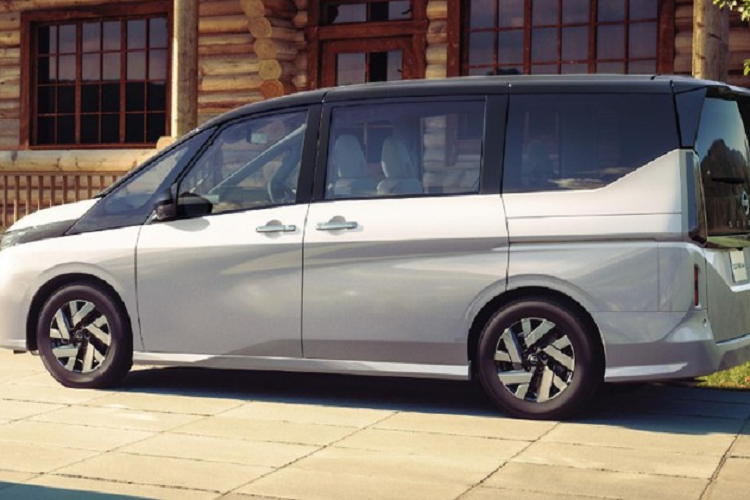 Hiện tại, khách hàng tại Nhật Bản đã có thể đặt mua Nissan Serena mới. Mức giá của xe dao động từ 2.768.700 Yên (tương đương 20.098 USD - khoảng 519 triệu đồng) cho phiên bản thấp nhất chạy xăng và lên đến 4.798.200 Yên (34.842 USD - hơn 614 triệu đồng) cho phiên bản hybrid e-Power Luxion cao cấp nhất.