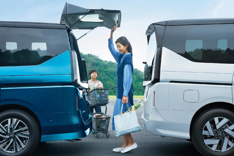 Khách hàng mua xe minivan thường để ý tới nội thất xe nên các kỹ sư của Nissan đã dành nhiều tâm huyết cho khu vực này. So với thế hệ trước, Serena thế hệ mới cung cấp thêm 120 mm không gian để chân cho người lái trong khi cách bố trí ghế trung tâm đa năng ở hàng thứ 2 được thay đổi để biến nội thất 7 chỗ trở thành 8 chỗ.