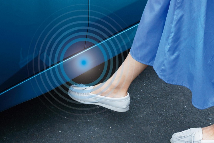 Mọi hành khách đều có khe để điện thoại, để cốc, cổng USB và WiFi tích hợp. Khu vực bảng điều khiển khá hiện đại với buồng lái được kỹ thuật số hoàn toàn. Lái xe sẽ điều khiển hộp số tự động bằng các nút bấm nằm bên cạnh bảng điều khiển cảm ứng dành cho điều hòa.