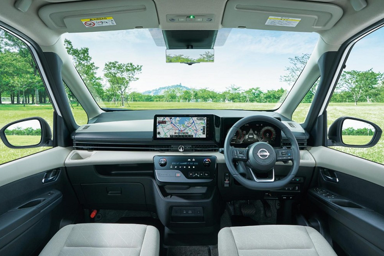 Những ai muốn có thêm cảm giác thể thao và hào nhoáng có thể chọn phiên bản Serena Autech với ngoại thất mạ crôm và nội thất được bọc bằng chất liệu khác biệt. So với thế hệ trước, Serena mới chỉ tăng nhẹ về kích thước tổng thể. Kích thước dài, rộng và cao của mẫu xe này lần lượt là 4.690 - 4.765 mm, 1.695 - 1.715 mm, 1.870 - 1.885 mm, tùy phiên bản. Trong khi đó, chiều dài cơ sở là 2.870 mm.