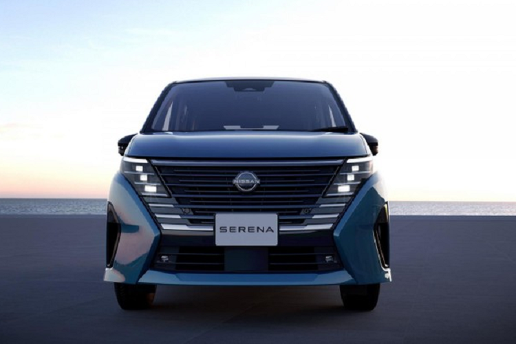 Mẫu minivan mới của Nissan cũng được trang bị cửa trượt với tùy chọn đóng/mở rảnh tay và cửa sau với khả năng mở 2 cấp để dễ dàng bốc, xếp đồ trong không gian hẹp. Mẫu xe sử dụng động cơ hybrid còn có tùy chọn ổ cắm AC 100V. Nissan tự hào tuyên bố rằng Serena có “cabin rộng rãi nhất trong phân khúc minivan” và có “kính chắn gió rộng nhất”.
