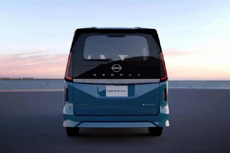 Nguồn cung cấp sức mạnh cho Nissan Serena 2023 phiên bản hybrid là hệ truyền động e-Power gồm động cơ 3 xi-lanh, dung tích 1.4L, kết hợp với mô-tơ điện, có khả năng sản sinh công suất tối đa 161 mã lực và mô-men xoắn cực đại 315 Nm.