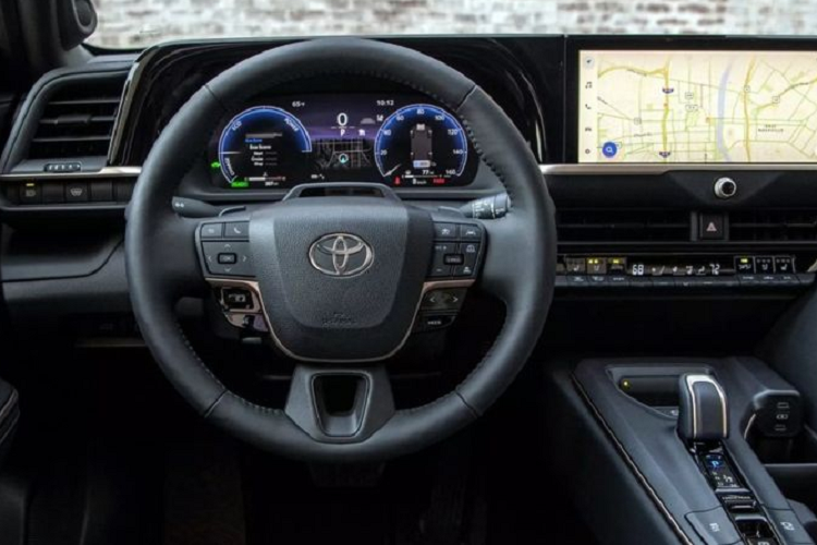 Dựa vào các tin đồn trong thời gian gần đây cho rằng Toyota Camry thế hệ thứ 9 sẽ được áp dụng phong cách thiết kế giống với các mẫu xe cùng thương hiệu mới ra mắt như C-HR, Prius hay Crown, trang tin Carscoops của Mỹ đã phác họa hình ảnh về thế hệ tiếp theo của mẫu sedan cỡ trung này.