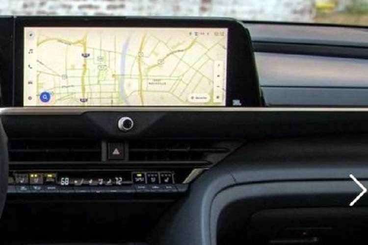 Theo một số nguồn tin, Toyota Camry sẽ được trang bị hệ truyền động hybrid bao gồm mô tơ điện kết hợp động cơ xăng 2.5L. Một tùy chọn khác của Camry mới là động cơ tăng áp 2,4 lít, sản sinh công suất khoảng 265 mã lực, trong khi biến thể hybrid mạnh hơn có công suất khoảng 335 mã lực. Bên cạnh đó, xe còn có phiên bản PHEV với công suất 302 mã lực.