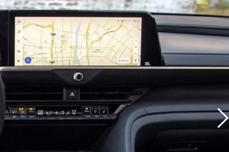 Theo một số nguồn tin, Toyota Camry sẽ được trang bị hệ truyền động hybrid bao gồm mô tơ điện kết hợp động cơ xăng 2.5L. Một tùy chọn khác của Camry mới là động cơ tăng áp 2,4 lít, sản sinh công suất khoảng 265 mã lực, trong khi biến thể hybrid mạnh hơn có công suất khoảng 335 mã lực. Bên cạnh đó, xe còn có phiên bản PHEV với công suất 302 mã lực.