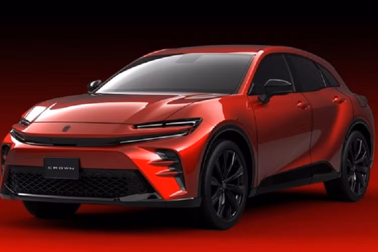 Ở giữa 2 đèn pha là nẹp màu đen bóng, tích hợp logo của Toyota. Phía sau, xe được trang bị cụm đèn hậu LED trải dài toàn chiều rộng đuôi xe cùng bộ khuếch tán thấp hơn được đặt cạnh 4 ống xả. Bên cạnh thay đổi về thiết kế, Toyota Camry thế hệ mới cũng sẽ được nâng cấp cả về trang bị lẫn công nghệ.