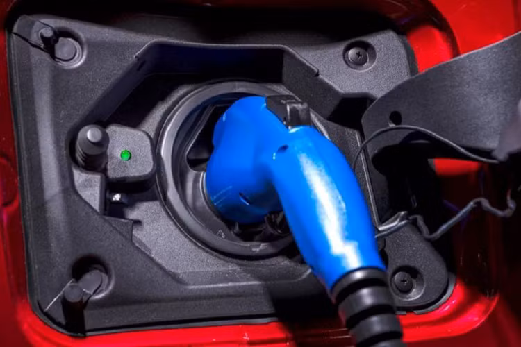 Cụ thể, Toyota Camry 2024 mới được phác họa với cụm đèn thiết kế độc đáo, lấy cảm hứng từ loài cá mập đầu búa, giống với Crown Sport mới. Phía trên là dải đèn LED định vị ban ngày thanh mảnh trong khi cụm đèn pha LED nằm bên dưới.