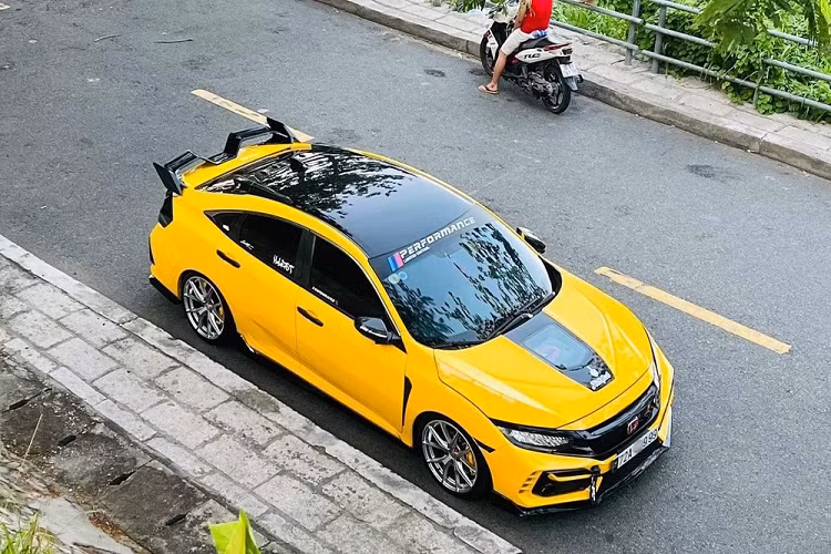 Trong phân khúc sedan hạng C tại Việt Nam là sự cạnh tranh của nhiều đối thủ nặng ký như Toyota Corolla Altis, Kia K3, Mazda3 hay Honda Civic. Có một thú vị là các chủ xe Toyota Corolla Altis, Kia K3, Mazda3 luôn tìm cách để làm mới ngoại hình mẫu xe của mình theo các bản độ có sẵn hoặc tự chế, còn với chủ nhân của xe Honda Civic đời cũ đa phần chọn lên đời Type R, 1 phiên bản xe hiệu suất cao của dòng Honda Civic.