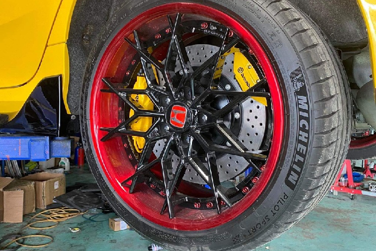 Nếu chỉ độ đến đây, quả thực chiếc xe Honda Civic lên đời Type R của tay chơi xe Vũng Tàu sẽ giống hàng chục chiếc khác, vì thế, chủ nhân đã tìm các đồ chơi khác. Đầu tiên là xe mang bộ mâm độ 5 chấu với kẹp phanh Brembo màu vàng, sau đó, chủ nhân đã đặt hàng bộ đa chấu kép kiểu cách với màu đen bóng cho giống với bản Honda Civic Type R.