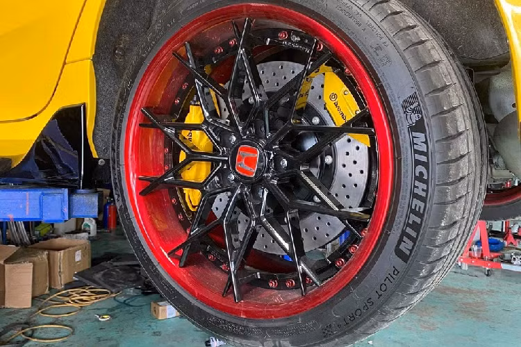 Nếu chỉ độ đến đây, quả thực chiếc xe Honda Civic lên đời Type R của tay chơi xe Vũng Tàu sẽ giống hàng chục chiếc khác, vì thế, chủ nhân đã tìm các đồ chơi khác. Đầu tiên là xe mang bộ mâm độ 5 chấu với kẹp phanh Brembo màu vàng, sau đó, chủ nhân đã đặt hàng bộ đa chấu kép kiểu cách với màu đen bóng cho giống với bản Honda Civic Type R.
