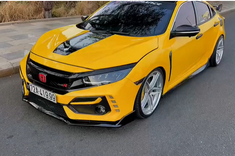 Chưa hết, nắp capô của xe có thêm đồ chơi mới là 1 tấm kính trong suốt nhằm khoe động cơ của xe đã được độ nhẹ lại. Cuối cùng là việc xe trang bị bộ phuộc nâng hạ gầm nhằm giúp chiếc Honda Civic độ body kit Type R này có thể dễ dàng hạ trọng tâm xuống sát mặt đường cũng như nâng gầm lên dễ dàng qua 1 nút bấm.