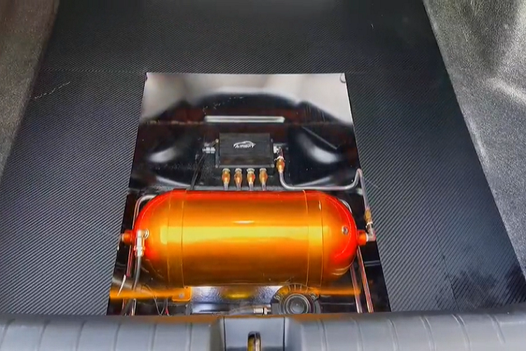 Bên trong khoang lái chiếc Honda Civic độ body kit phiên bản hiệu suất cao Type R ở tỉnh Bà Rịa - Vũng Tàu được chủ nhân trang bị vô-lăng thể thao kiểu cách được bọc da và carbon... Chi phí lột xác cho xe Honda Civic của tay chơi Vũng Tàu không được tiết lộ. Nhưng riêng bộ body kit Type R có thể dao động từ 35 triệu đồng đến 50 triệu đồng tùy theo chất liệu chủ xe chọn chơi.