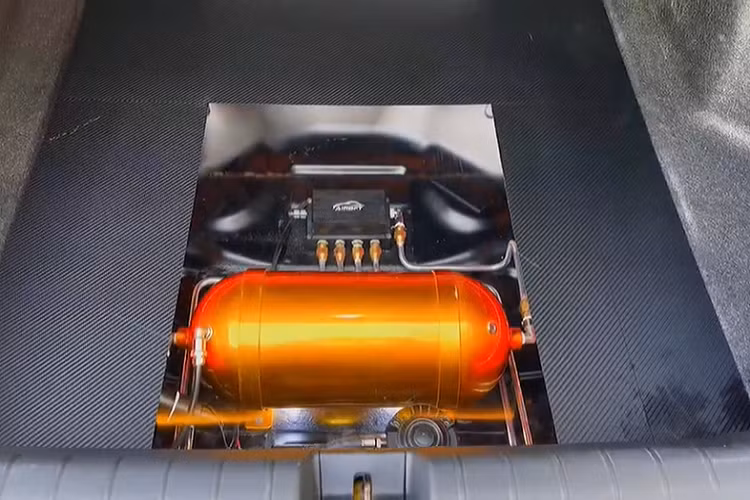 Bên trong khoang lái chiếc Honda Civic độ body kit phiên bản hiệu suất cao Type R ở tỉnh Bà Rịa - Vũng Tàu được chủ nhân trang bị vô-lăng thể thao kiểu cách được bọc da và carbon... Chi phí lột xác cho xe Honda Civic của tay chơi Vũng Tàu không được tiết lộ. Nhưng riêng bộ body kit Type R có thể dao động từ 35 triệu đồng đến 50 triệu đồng tùy theo chất liệu chủ xe chọn chơi.