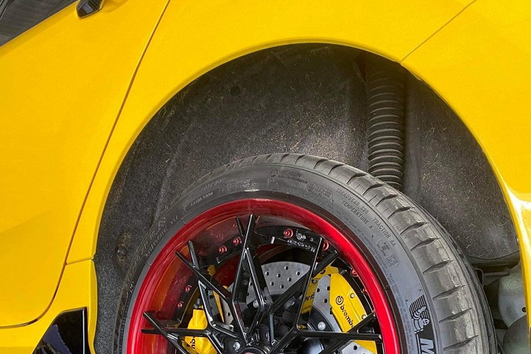 Bộ body kit Type R đương nhiên là điểm nhấn trên chiếc xe Honda Civic này với mặt tiền được đổi mới qua cản va trước, lưới tản nhiệt, đèn sương mù của phiên bản hiệu suất cao Honda Civic Type R. Vòng ra bên hông xe, chiếc Honda Civic có thêm 1 nẹp sườn mới và thay đổi ấn tượng nhất phải là đuôi xe được lên dáng với bản Honda Civic Type R bao gồm 3 ống xả đưa vào giữa cản va sau.