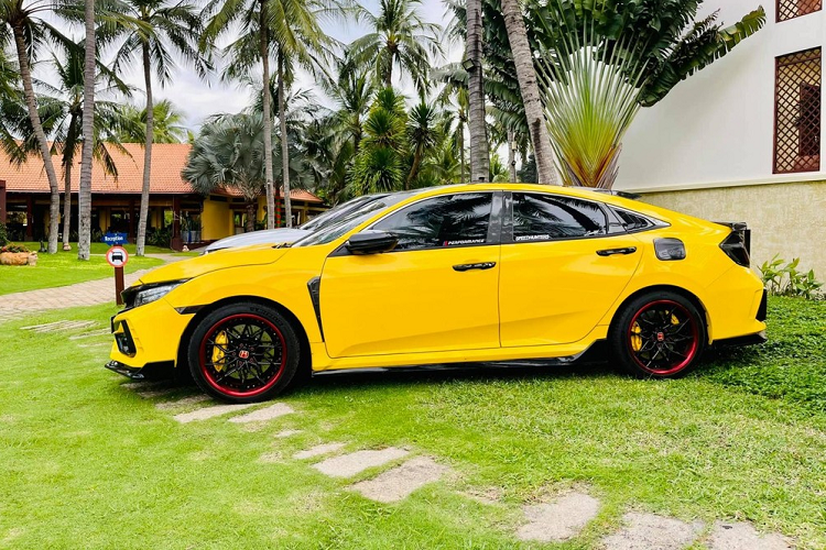 Hiện tại, dòng xe Honda Civic tại Việt Nam đã có phiên bản 2022 được ra mắt vào sáng hôm nay, ngày 16/2/2022. Giá xe Honda Civic 2022 mới nhất tại Việt Nam hiện nay là 730 triệu đến 870 triệu đồng cho các phiên bản khác nhau. Tổng cộng xe Honda Civic 2022 có 3 phiên bản, giảm 3 bản so với đời cũ.