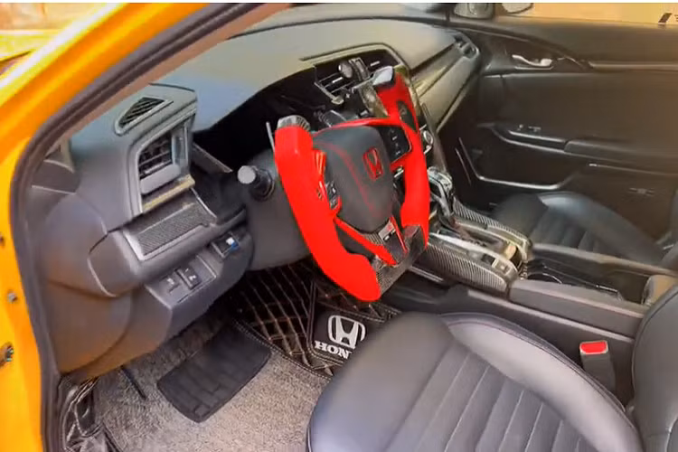 Honda Civic có 2 tùy chọn động cơ là 1.5l VTEC Turbo sản sinh công suất tối đa 170 mã lực tại 5.500 vòng/phút và mô men xoắn cực đại là 220 Nm tại 1.700-5.500 vòng/phút. Kế đến là động cơ 1.8l SOHC i-VTEC, tạo ra công suất tối đa 139 mã lực tại 6.500 vòng/phút và 174 Nm tại 4.300 vòng/phút. Cả 2 khối động cơ này đều kết hợp với hộp số tự động vô cấp CVT giúp xe vận hành êm ái, mượt mà hơn.