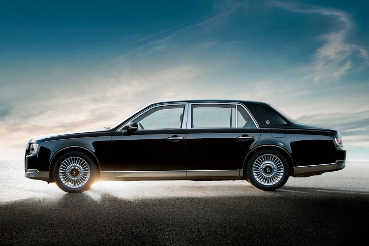 Ngoài ra, Toyota Century tại Nhật Bản còn có gói công nghệ an toàn chủ động Toyota Safety Sense tiêu chuẩn, bao gồm những tính năng như hệ thống phát hiện điểm mù, cảnh báo hỗ trợ đỗ xe, hệ thống ngăn va chạm sớm, cảnh báo chuyển làn đường, kiểm soát hành trình bằng radar và đèn pha thích ứng.