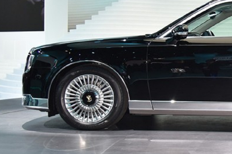 Ước tính, Toyota Century SUV siêu sang sẽ có giá hơn 20 triệu Yên (3,3 tỷ đồng), tức là bằng một nửa so với Rolls-Royce Cullinan đang bán tại Nhật Bản. Theo giới báo chí Nhật Bản, Toyota Century SUV sẽ cạnh tranh với Rolls-Royce Cullinan bằng thế mạnh là các kỹ thuật truyền thống của xứ sở hoa anh đào. Tuy nhiên, trên thực tế, các mẫu xe Rolls-Royce như Cullinan lại tập trung nhiều hơn vào tính cá nhân hóa.