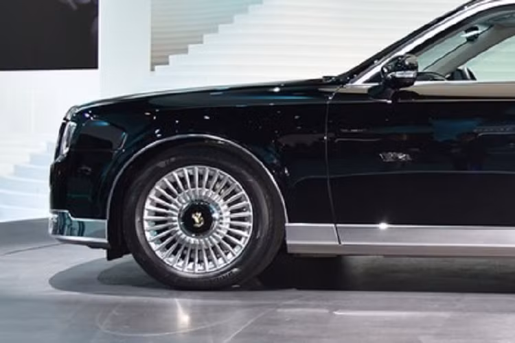 Ước tính, Toyota Century SUV siêu sang sẽ có giá hơn 20 triệu Yên (3,3 tỷ đồng), tức là bằng một nửa so với Rolls-Royce Cullinan đang bán tại Nhật Bản. Theo giới báo chí Nhật Bản, Toyota Century SUV sẽ cạnh tranh với Rolls-Royce Cullinan bằng thế mạnh là các kỹ thuật truyền thống của xứ sở hoa anh đào. Tuy nhiên, trên thực tế, các mẫu xe Rolls-Royce như Cullinan lại tập trung nhiều hơn vào tính cá nhân hóa.