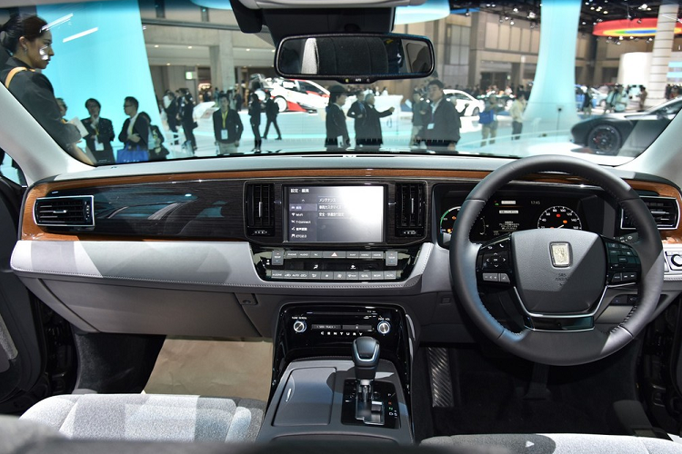 Mẫu SUV siêu sang này có thể sẽ không liên quan đến Toyota Century về mặt kỹ thuật. Thay vào đó, xe sẽ được trang bị cơ sở gầm bệ và động cơ hoàn toàn khác biệt so với Toyota Century. Theo tin đồn, Toyota Century bản SUV sẽ đưa sự tiện nghi và sang trọng của xe gầm cao Nhật Bản lên một tầm cao mới. Mẫu SUV đắt nhất của Nhật Bản hiện là Lexus LX 600 Executive với giá sau thuế 18 triệu Yên (khoảng 2,97 tỷ đồng).