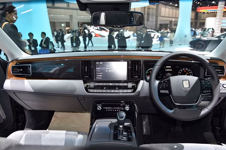 Mẫu SUV siêu sang này có thể sẽ không liên quan đến Toyota Century về mặt kỹ thuật. Thay vào đó, xe sẽ được trang bị cơ sở gầm bệ và động cơ hoàn toàn khác biệt so với Toyota Century. Theo tin đồn, Toyota Century bản SUV sẽ đưa sự tiện nghi và sang trọng của xe gầm cao Nhật Bản lên một tầm cao mới. Mẫu SUV đắt nhất của Nhật Bản hiện là Lexus LX 600 Executive với giá sau thuế 18 triệu Yên (khoảng 2,97 tỷ đồng).