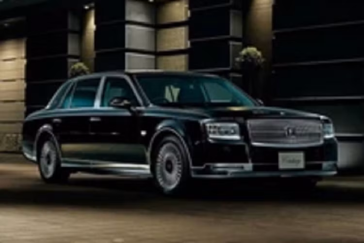 Giới báo chí Nhật Bản cho biết, mẫu xe siêu sang Toyota Century SUV sẽ không chỉ nhắm đến thị trường nội địa. Thay vào đó, mẫu SUV này sẽ được bán ở thị trường toàn cầu và bắt đầu đi vào sản xuất tại nhà máy ở tỉnh Aichi, Nhật Bản, vào năm 2023. Tuy nhiên, xe sẽ được sản xuất với số lượng giới hạn, chỉ 1.000 chiếc/năm.