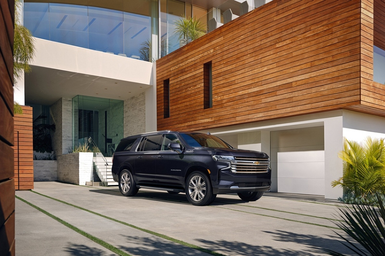 Ngoài việc được bổ sung hệ thống Super Cruise, Chevrolet Tahoe và Suburban 2023 chỉ có một số cập nhật nhỏ khác như bổ sung 3 màu ngoại thất mới là bạc Silver Sage Metallic, xám Sterling Grey Metallic và đỏ Radiant Red Tintcoat. Các bản LS, LT, RST và Premier có thêm tùy chọn lưới tản nhiệt màu đen kèm dòng chữ "Chevrolet".