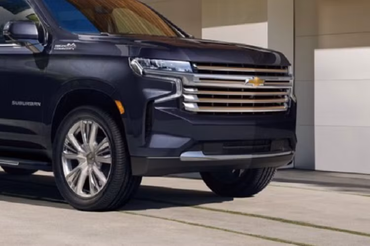 Như đã biết, công nghệ Super Cruise trên Chevrolet Tahoe và Suburban 2023 giúp những chuyến đi dài trở nên thư giãn hơn nhờ hệ thống xử lý tăng tốc, phanh và đánh lái. Người lái chỉ cần quan sát con đường phía trước và sẵn sàng can thiệp khi cần thiết.