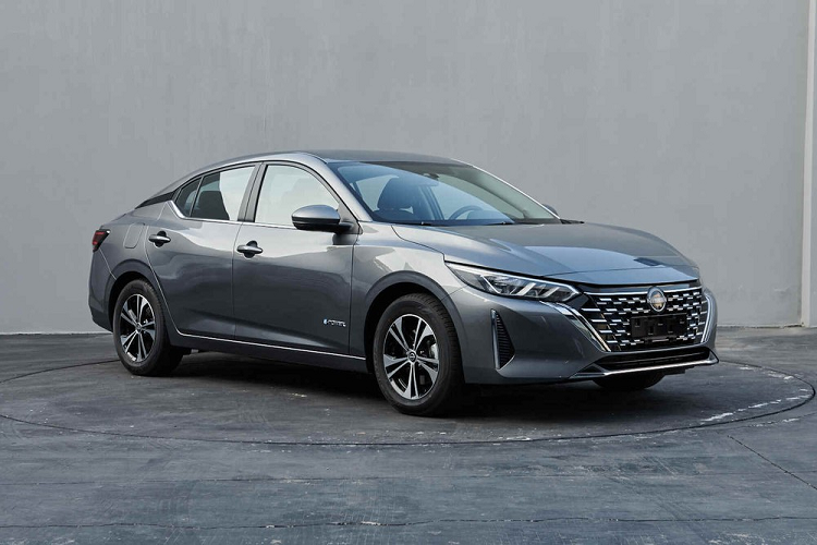 Cụ thể, phiên bản máy xăng sẽ dùng lưới tản nhiệt với nan mạ crôm nằm ngang. Trong khi đó, bản e-Power lại được trang bị lưới tản nhiệt với mắt lưới đa điểm mạ crôm. Tiếp đến là nẹp mạ crôm trang trí ở khe gió trước và cản sau. Ngoài ra, phiên bản này còn có logo "e-Power" trên trước và cửa cốp sau. Đây là những chi tiết không có ở Nissan Sylphy 2023 phiên bản máy xăng.