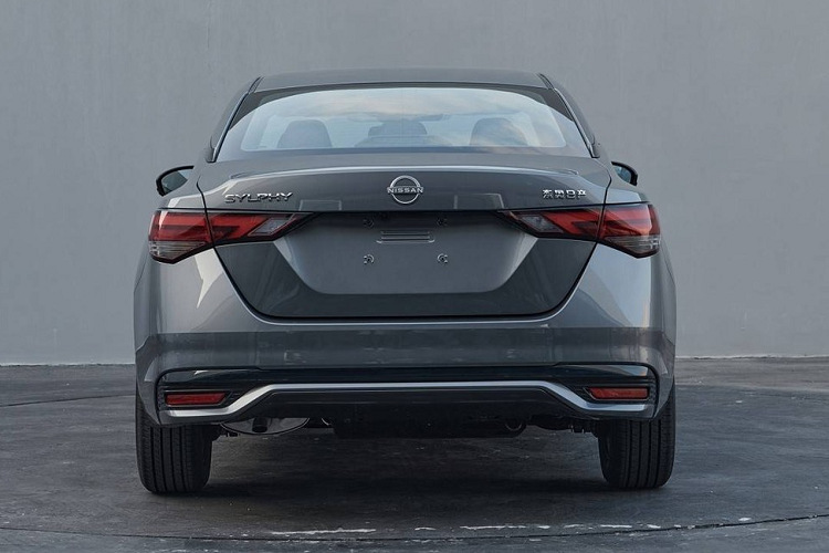 Qua những hình ảnh này, có thể thấy mẫu xe sedan Nissan Sylphy 2023 được áp dụng phong cách thiết kế mới giống những mẫu xe cùng thương hiệu như Teana và Almera. Điều này được thể hiện rõ qua thiết kế đầu xe được trang bị lưới tản nhiệt V-Motion mới với thiết kế rộng hơn và đi kèm viền mạ crôm ở hai bên. Tiếp đến là cụm đèn pha LED mới với thiết kế mượt mà hơn, nối liền với lưới tản nhiệt.