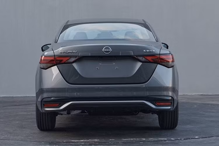 Qua những hình ảnh này, có thể thấy mẫu xe sedan Nissan Sylphy 2023 được áp dụng phong cách thiết kế mới giống những mẫu xe cùng thương hiệu như Teana và Almera. Điều này được thể hiện rõ qua thiết kế đầu xe được trang bị lưới tản nhiệt V-Motion mới với thiết kế rộng hơn và đi kèm viền mạ crôm ở hai bên. Tiếp đến là cụm đèn pha LED mới với thiết kế mượt mà hơn, nối liền với lưới tản nhiệt.