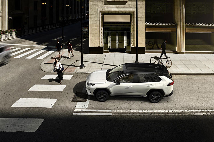 Theo đó, mẫu xe SUV Toyota RAV4 2023 sẽ được trang bị màn hình cảm ứng trung tâm độ phân giải cao 10,5 inch giống Corolla và Corolla Cross. Hệ thống thông tin giải trí mới tương thích với Android Auto và Apple CarPlay, có khả năng điều hướng dựa trên đám mây với dữ liệu trực tiếp về giao thông và tính khả dụng của bãi đậu xe gần điểm đến, cùng với trợ lý ảo nhận dạng giọng nói mới.