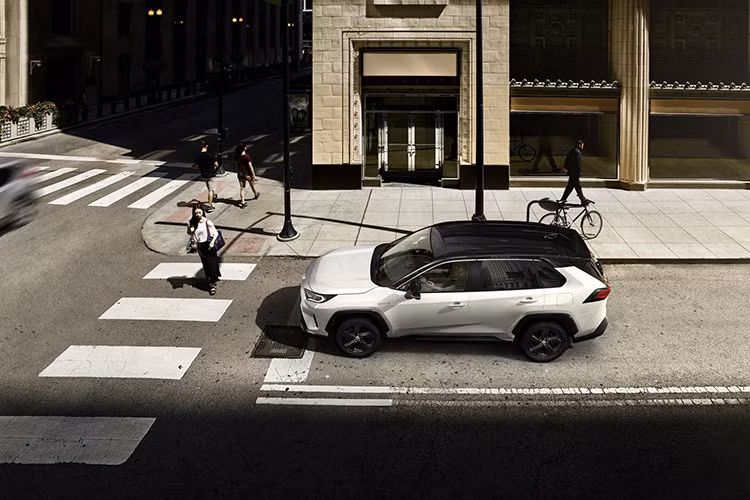 Theo đó, mẫu xe SUV Toyota RAV4 2023 sẽ được trang bị màn hình cảm ứng trung tâm độ phân giải cao 10,5 inch giống Corolla và Corolla Cross. Hệ thống thông tin giải trí mới tương thích với Android Auto và Apple CarPlay, có khả năng điều hướng dựa trên đám mây với dữ liệu trực tiếp về giao thông và tính khả dụng của bãi đậu xe gần điểm đến, cùng với trợ lý ảo nhận dạng giọng nói mới.