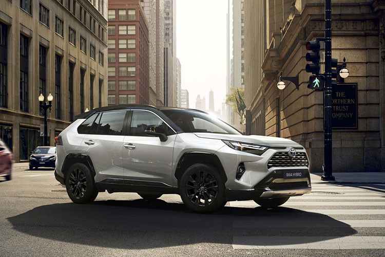 Thế hệ thứ năm của Toyota RAV4 được giới thiệu lần đầu tiên vào năm 2018 và được facelift nhẹ nhàng vào năm 2021. Tới năm nay, Toyota RAV4 2023 nâng cấp tiếp tục ra mắt, chủ yếu xoay quanh các yếu tố công nghệ. Việc tiếp tục cải tiến chiếc xe ở thời điểm này đã cho thấy tầm quan trọng của RAV4 với Toyota.