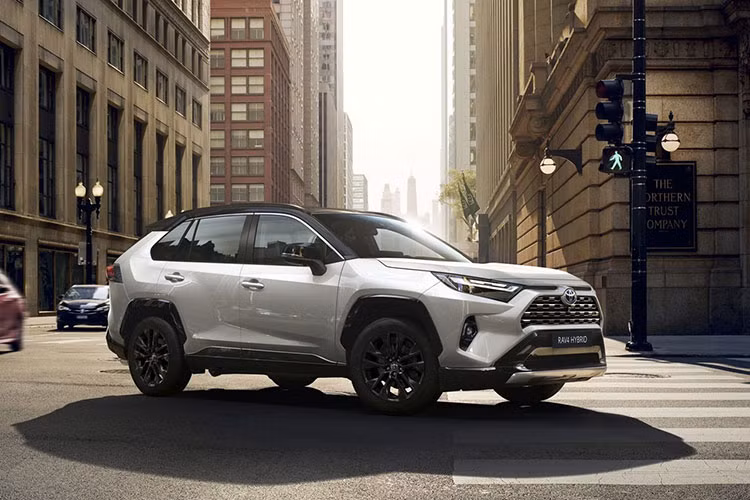 Thế hệ thứ năm của Toyota RAV4 được giới thiệu lần đầu tiên vào năm 2018 và được facelift nhẹ nhàng vào năm 2021. Tới năm nay, Toyota RAV4 2023 nâng cấp tiếp tục ra mắt, chủ yếu xoay quanh các yếu tố công nghệ. Việc tiếp tục cải tiến chiếc xe ở thời điểm này đã cho thấy tầm quan trọng của RAV4 với Toyota.