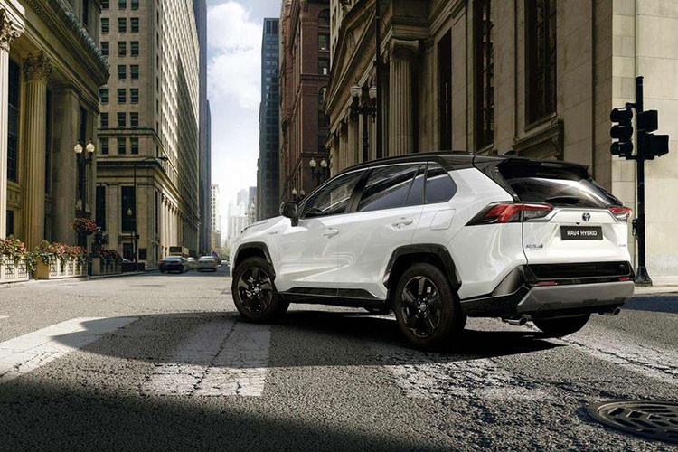 Ngoài những điểm cập nhật trên, phiên bản 2023 của Toyota RAV4 không có thay đổi nào về thiết kế ngoại thất, ngoại trừ việc bổ sung màu ngoại thất Platinum White Pearl ở tất cả cấu hình Plug-in Hybrid và Hybrid (ngoại trừ cấu hình Adventure), cùng với tùy chọn hai tông màu và nóc xe có màu sơn Midnight Black Metallic.