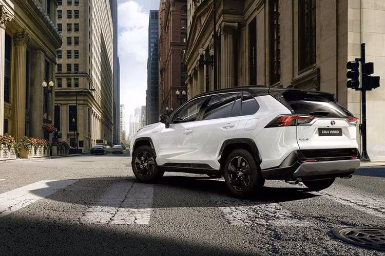 Ngoài những điểm cập nhật trên, phiên bản 2023 của Toyota RAV4 không có thay đổi nào về thiết kế ngoại thất, ngoại trừ việc bổ sung màu ngoại thất Platinum White Pearl ở tất cả cấu hình Plug-in Hybrid và Hybrid (ngoại trừ cấu hình Adventure), cùng với tùy chọn hai tông màu và nóc xe có màu sơn Midnight Black Metallic.