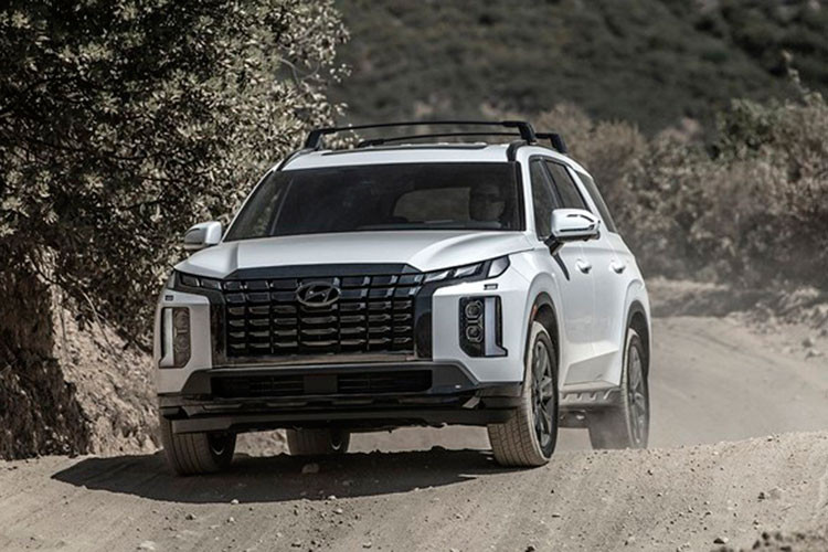 Hyundai Bắc Mỹ vừa công bố giá bán cho mẫu SUV 7 chỗ Hyundai Palisade 2023 mới. Theo đó, xe có 5 phiên bản. Palisade SE là phiên bản rẻ nhất với giá bán 34.950 USD (813 triệu đồng), tăng 1.350 USD so với mẫu xe cũ.