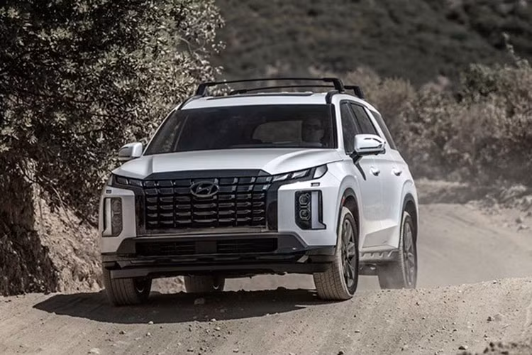Hyundai Bắc Mỹ vừa công bố giá bán cho mẫu SUV 7 chỗ Hyundai Palisade 2023 mới. Theo đó, xe có 5 phiên bản. Palisade SE là phiên bản rẻ nhất với giá bán 34.950 USD (813 triệu đồng), tăng 1.350 USD so với mẫu xe cũ.