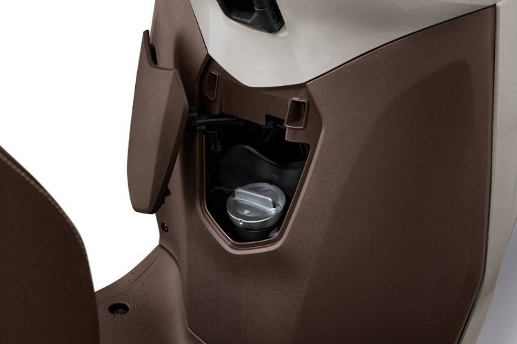 Hộc chứa đồ trước có chiều cao 12 cm được tích hợp thêm cổng sạc chuẩn USB-A để người dùng có thể sạc thiết bị di động. Bình xăng của xe có dung tích 6 lít, vẫn được bố trí ở sàn xe. Cũng nhờ bình xăng được bố trí ở sàn xe mà dung tích côp dưới yên rất rộng là 37 lít, có thể chứa đến 2 mũ bảo hiểm full-face và nhiều vận dụng cá nhân khác.