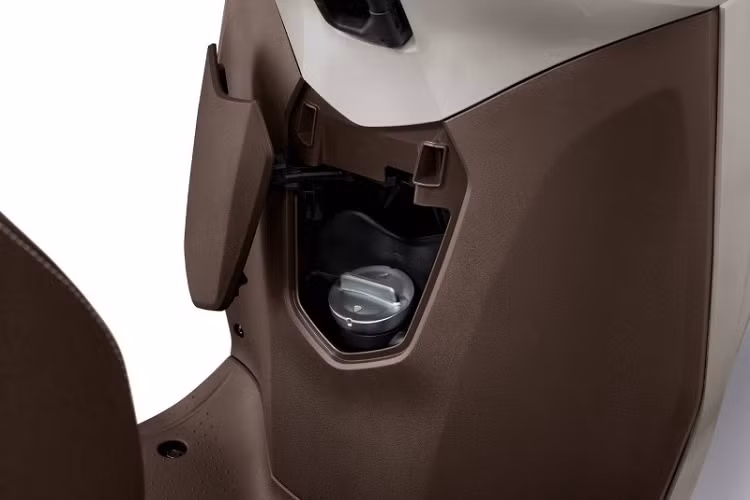 Hộc chứa đồ trước có chiều cao 12 cm được tích hợp thêm cổng sạc chuẩn USB-A để người dùng có thể sạc thiết bị di động. Bình xăng của xe có dung tích 6 lít, vẫn được bố trí ở sàn xe. Cũng nhờ bình xăng được bố trí ở sàn xe mà dung tích côp dưới yên rất rộng là 37 lít, có thể chứa đến 2 mũ bảo hiểm full-face và nhiều vận dụng cá nhân khác.