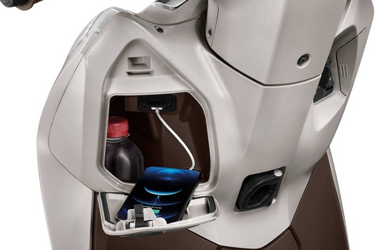 Về mặt trang bị, Honda Lead 125 phiên bản mới tại Thái Lan được trang bị khóa thông minh Smart Key vừa giúp tăng khả năng chống trộm, vừa giúp tìm kiếm xe trong bãi đậu xe dễ hơn.